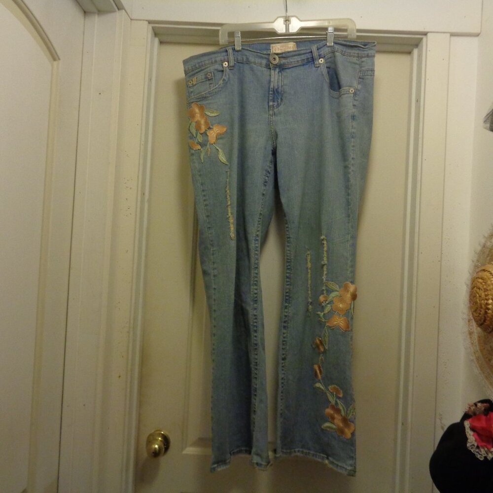 FEMININE GIRL SEMI TRASH JEANS W PRE FRAYED W FLOWERS APPLIQUES 20